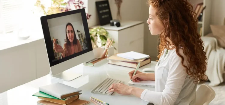 Formation à distance : comment réussir sa reconversion sans quitter son emploi